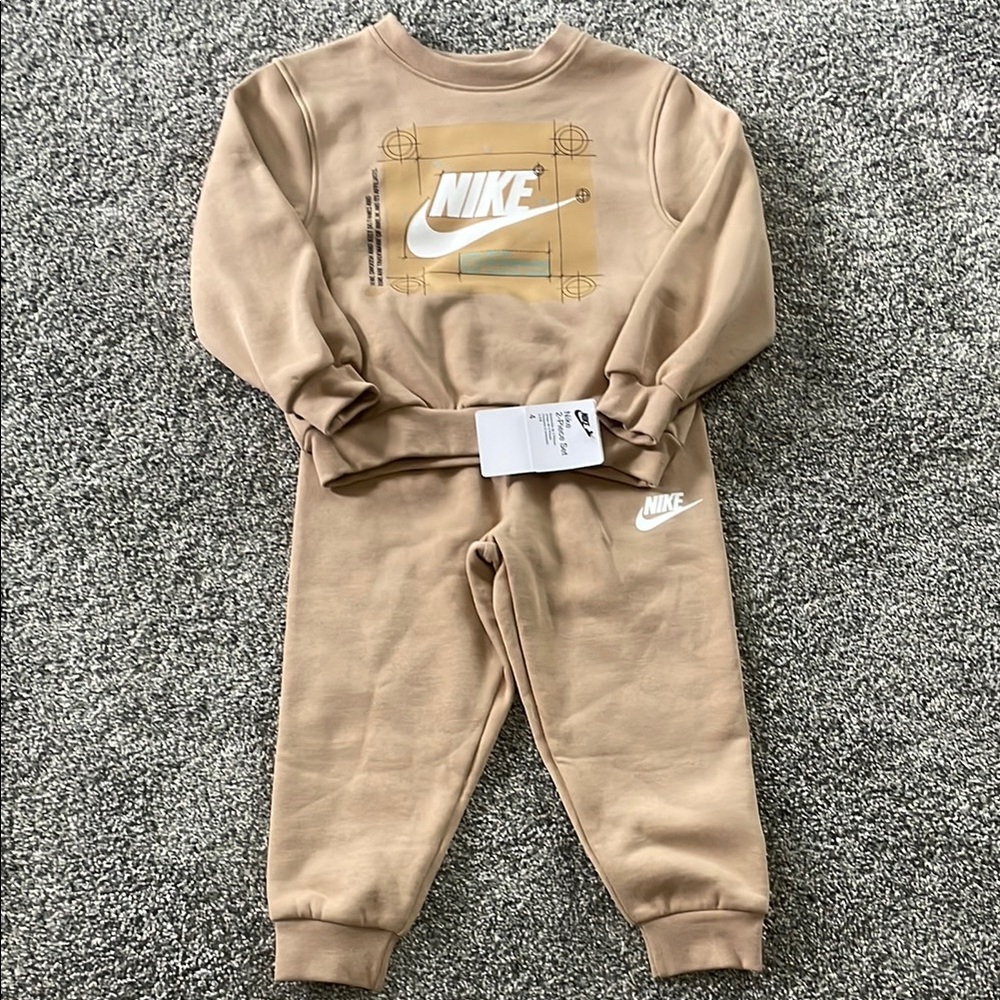 NEW! NIKE TAN 2-PIECE SWEATSHIRT AND SWEATPANTS SET. SIZE 4. BOYS.